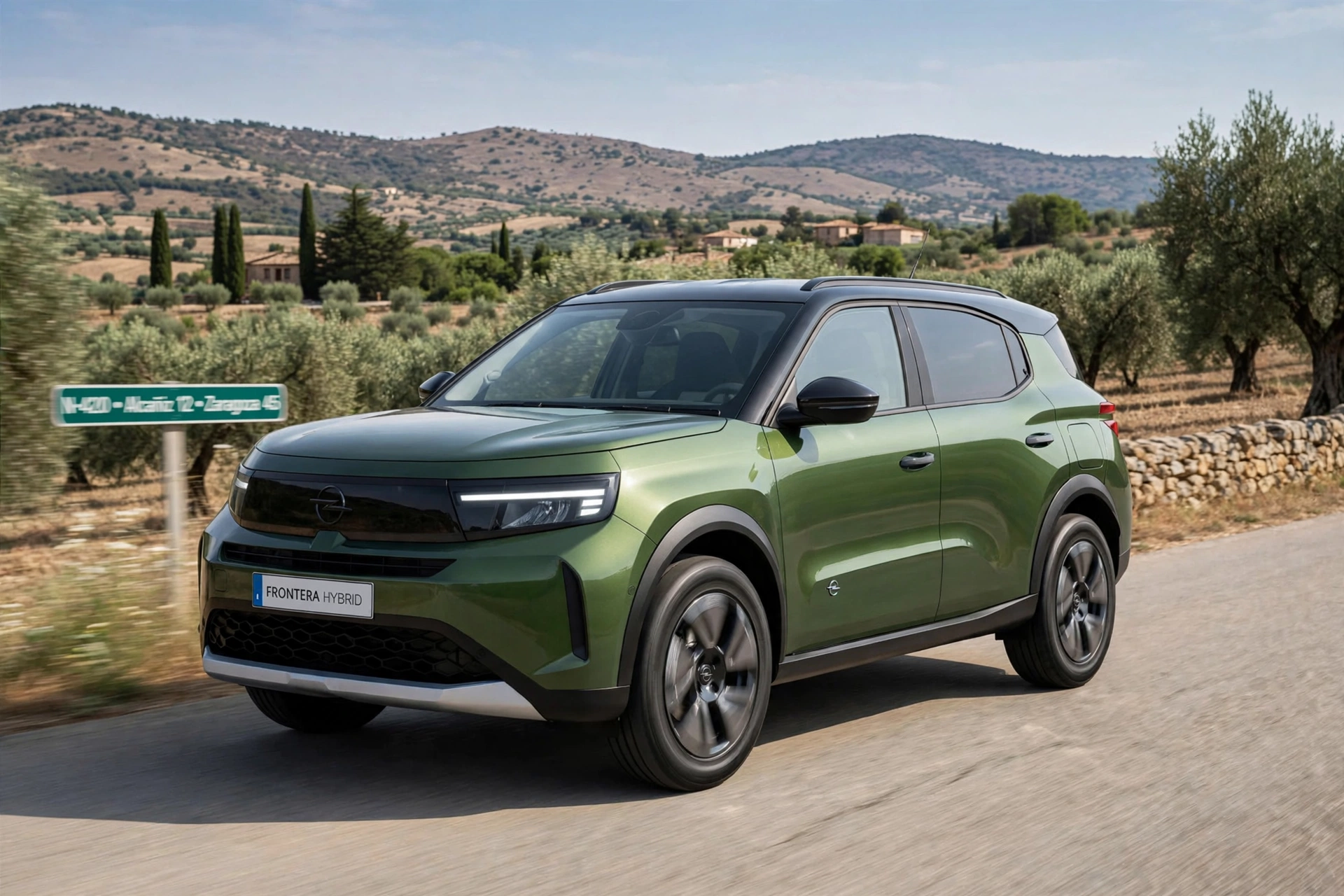 Opel Frontera Hybrid de color verde circulando por una carretera rural española