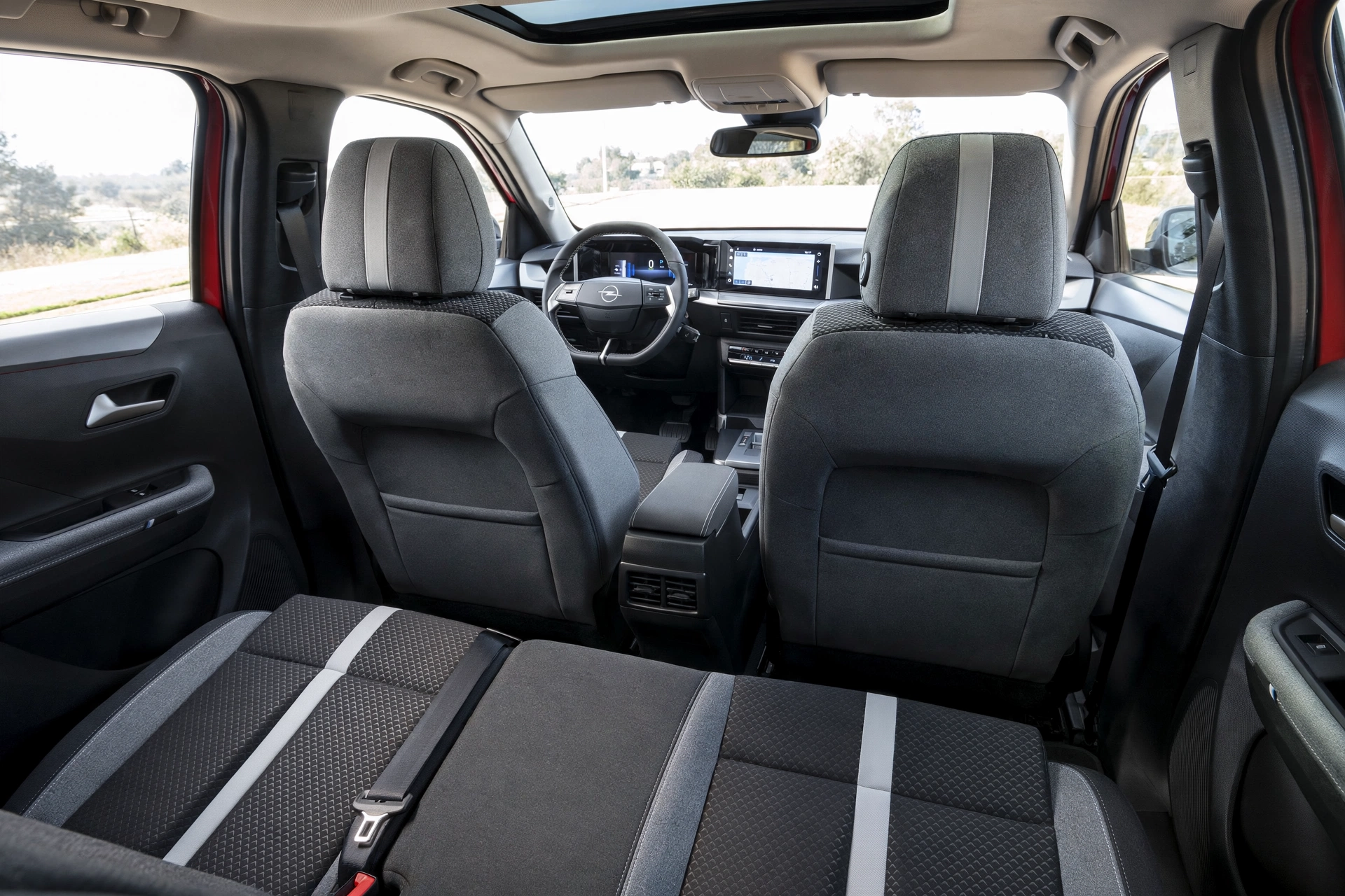 Interior oficial del Opel Frontera Hybrid 110