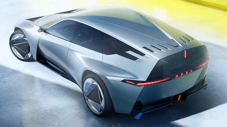 Opel STX Concept, trasera tres cuartos con OPEL iluminado, pilotos horizontales y difusor azul extensible