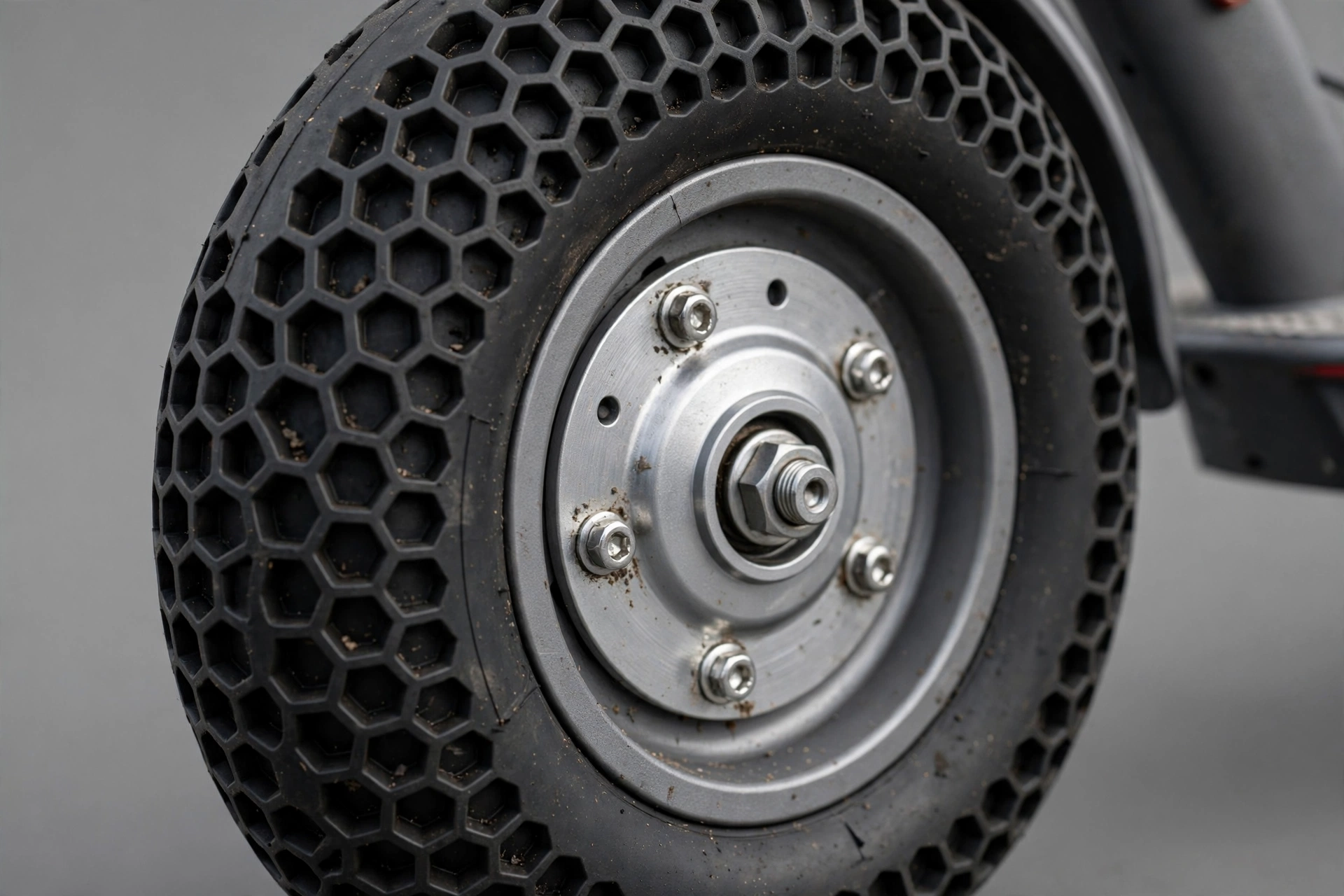 Detalle de la rueda honeycomb de 8,5 pulgadas del Aovopro ES60