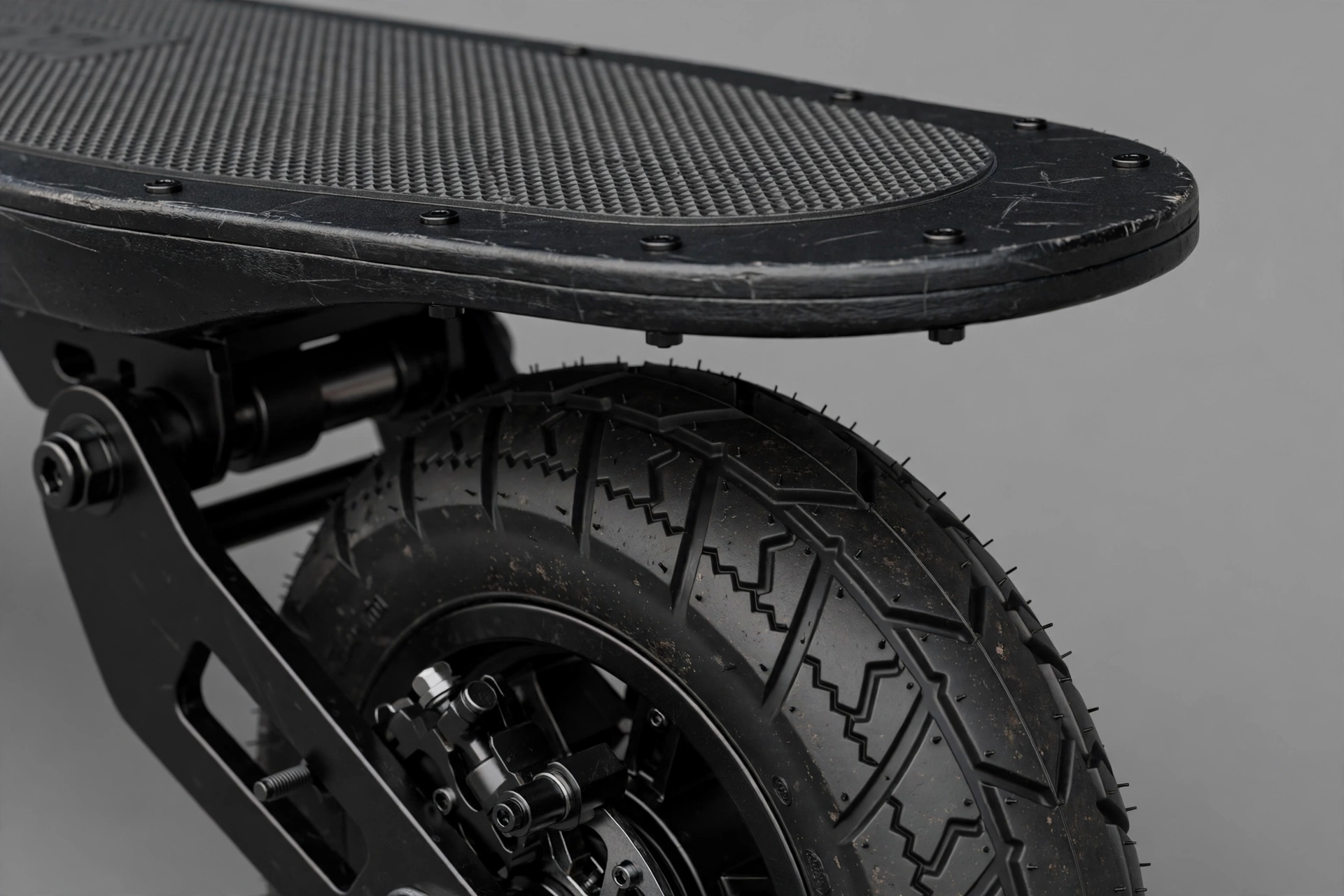 Detalle de la plataforma rígida y el neumático de 12,5 pulgadas del Bogist M5 Pro S