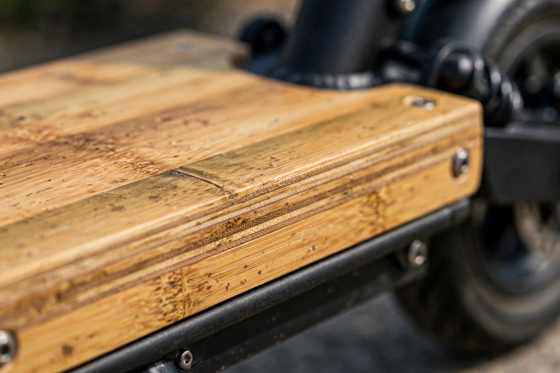 Detalle de la plataforma de bambú del Cecotec Bongo Serie Z Off Road
