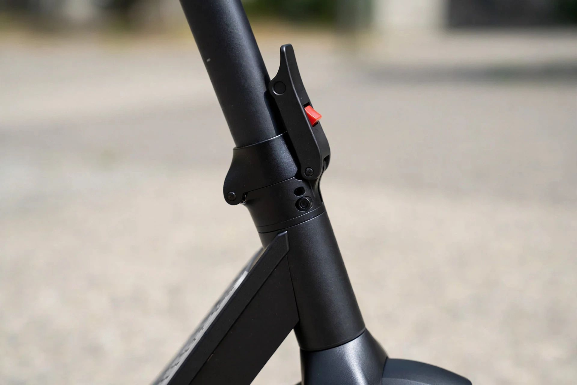Detalle del manillar y display del InMotion Air