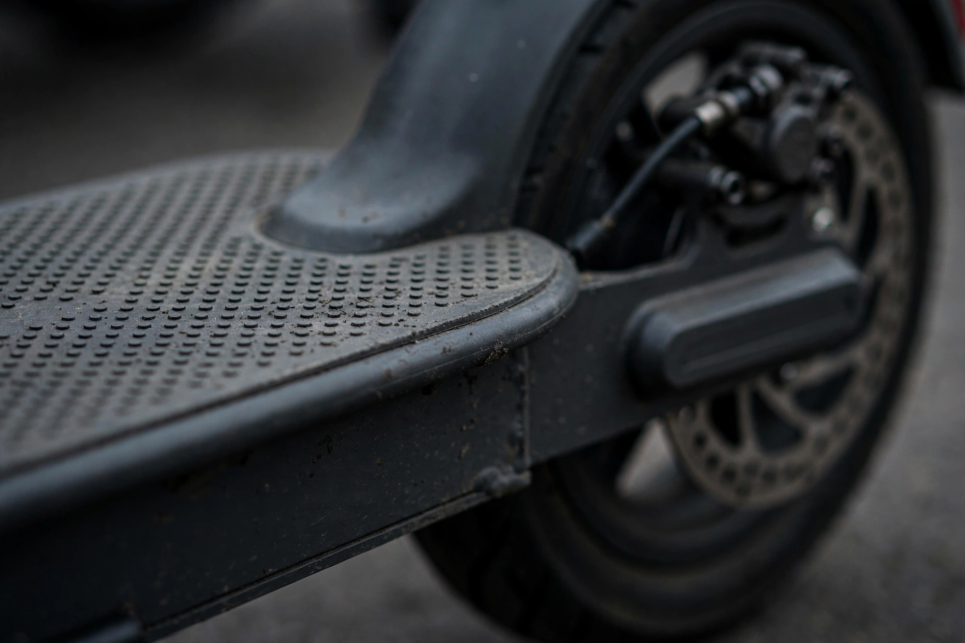 Detalle de la plataforma y el freno del Urban Glide eCross Go
