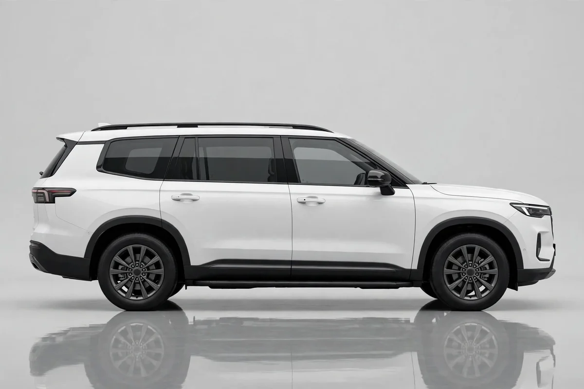 Peugeot 5008 Plug-in Hybrid 195, vista lateral en estudio
