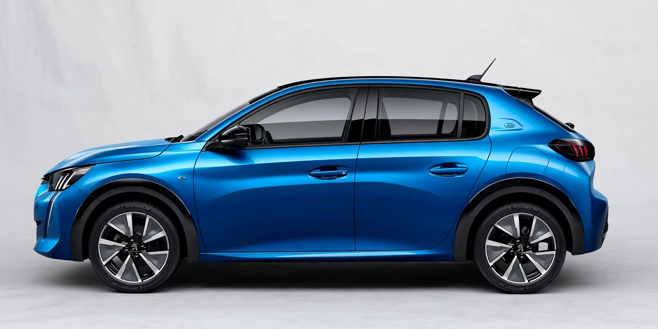 Peugeot E-208 eléctrico azul, vista lateral