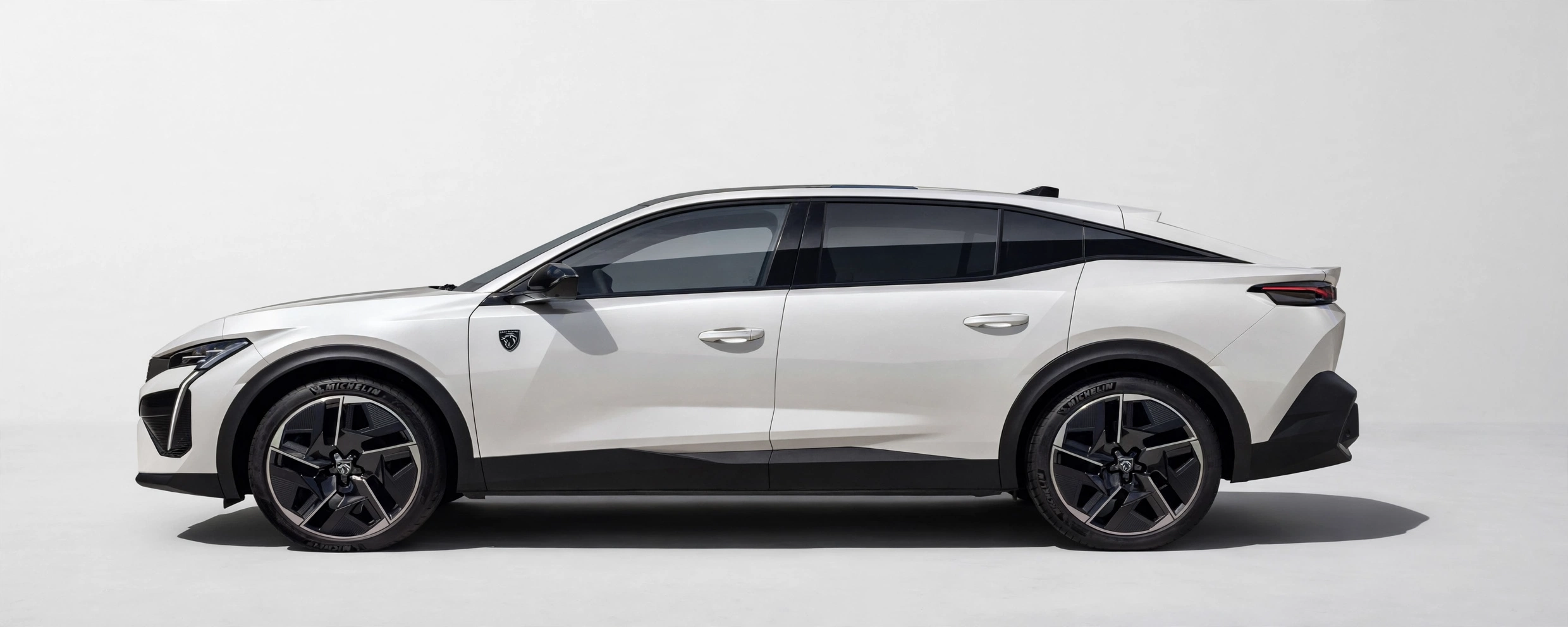 Peugeot E-408 Eléctrico 213