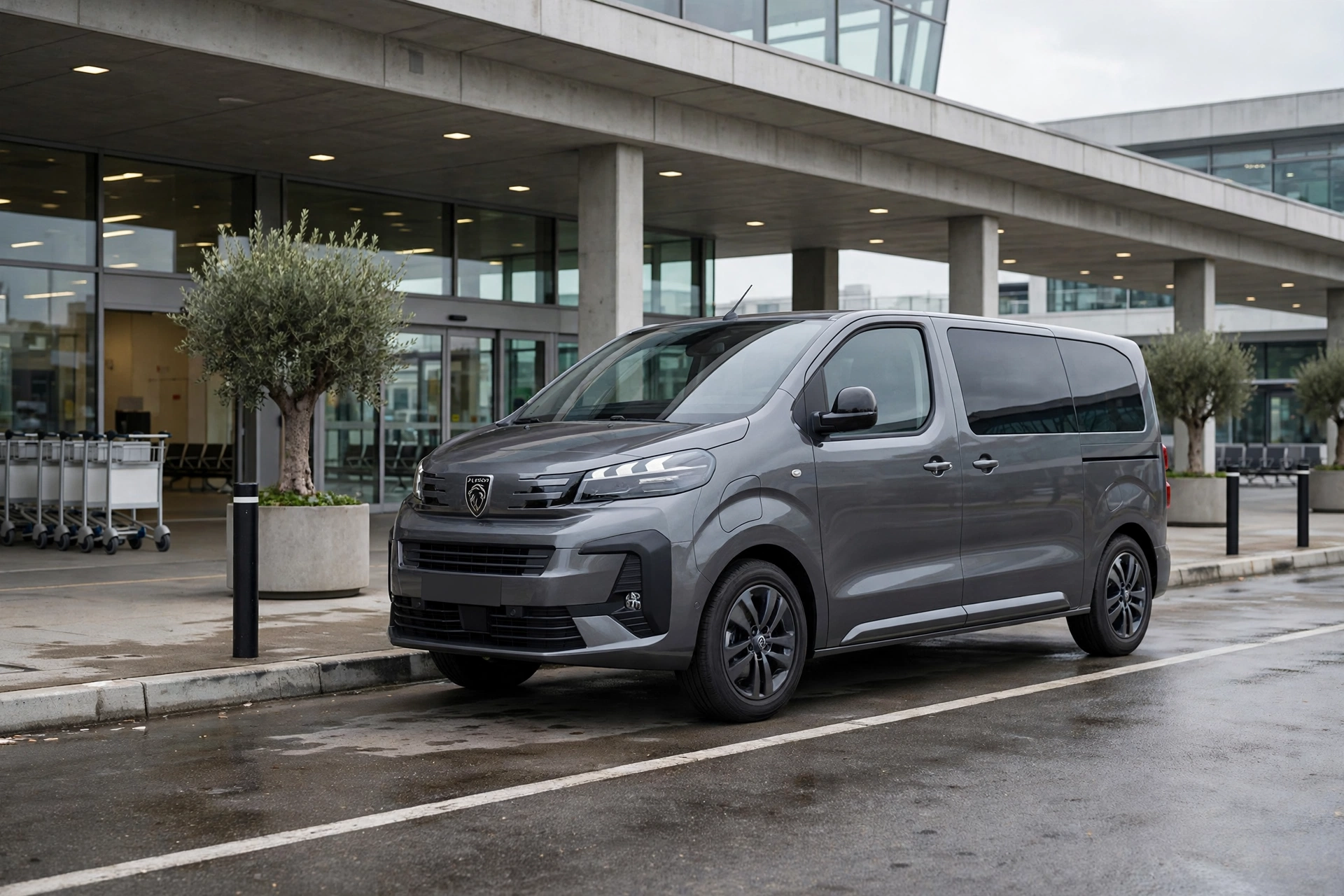 Peugeot E-Traveller eléctrico gris en una terminal de aeropuerto
