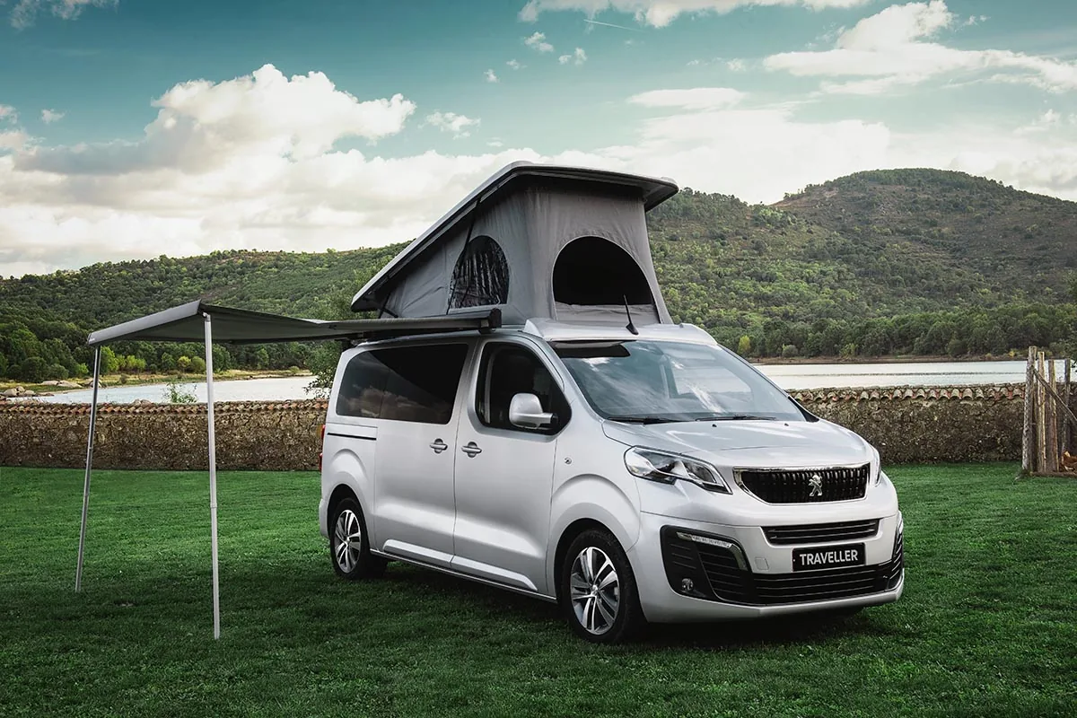 Peugeot Traveller by Tinkervan plateado con techo elevable y toldo