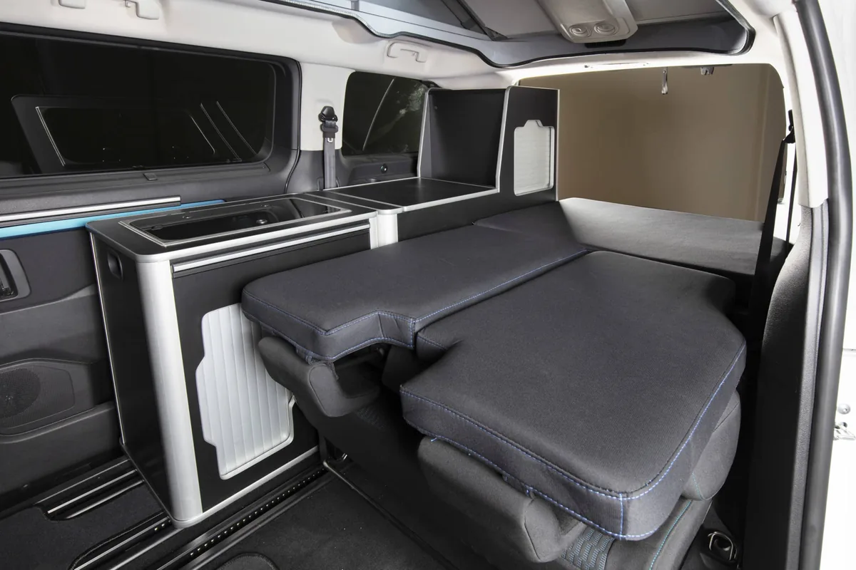 Cama y módulo de cocina del Peugeot Traveller by Tinkervan