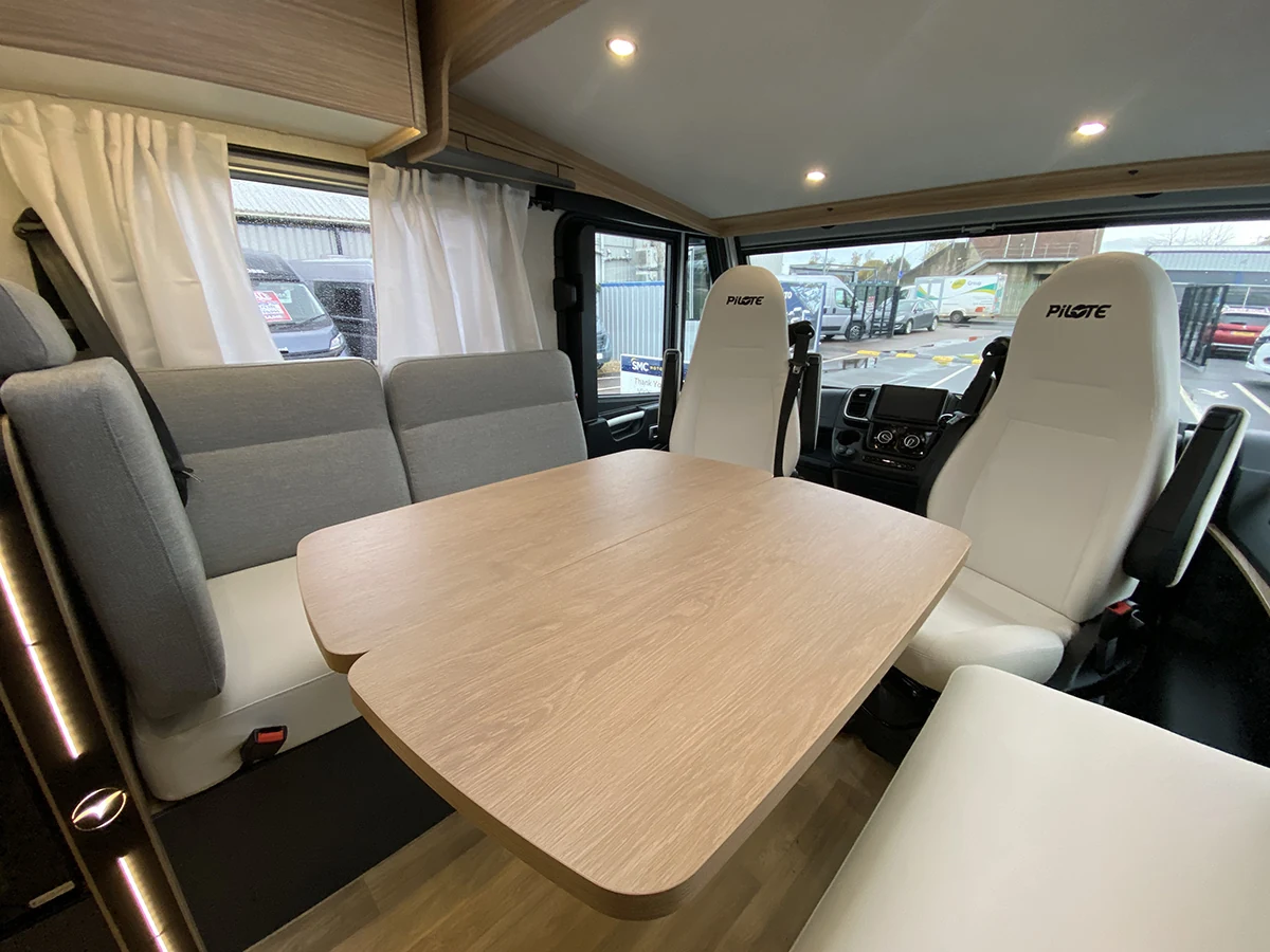 Interior del Pilote G740FGJ ÉVIDENCE, salón integral y dormitorio