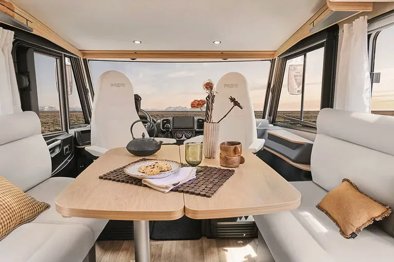 Interior oficial de la Pilote G740FGJ ÉVIDENCE