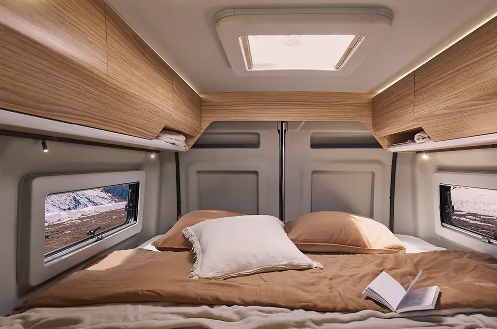 Dormitorio del Pilote V630J con camas gemelas y armarios altos