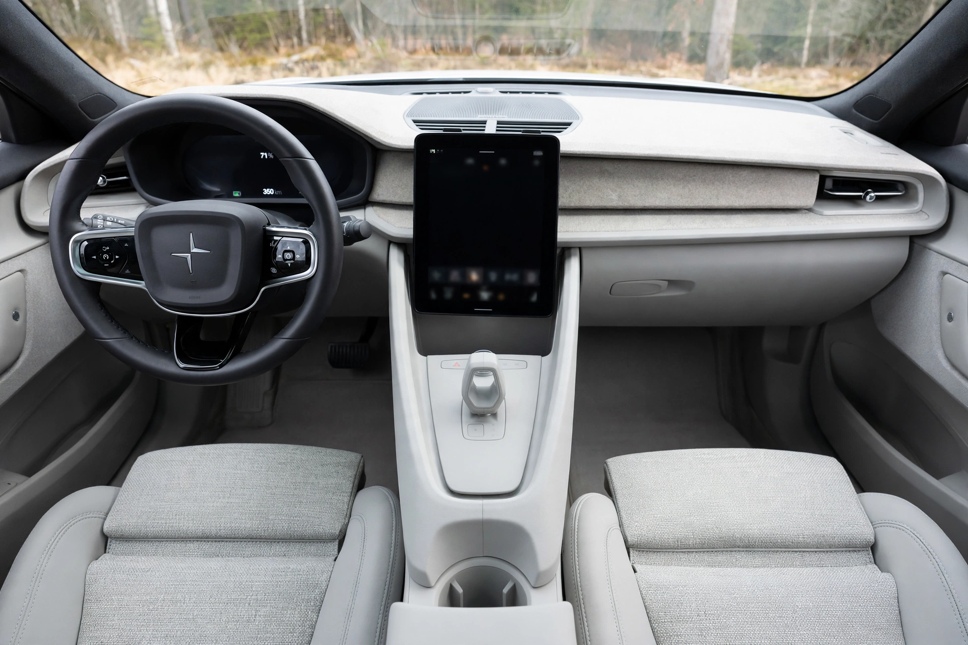 Interior del Polestar 2 con pantalla vertical Android Automotive
