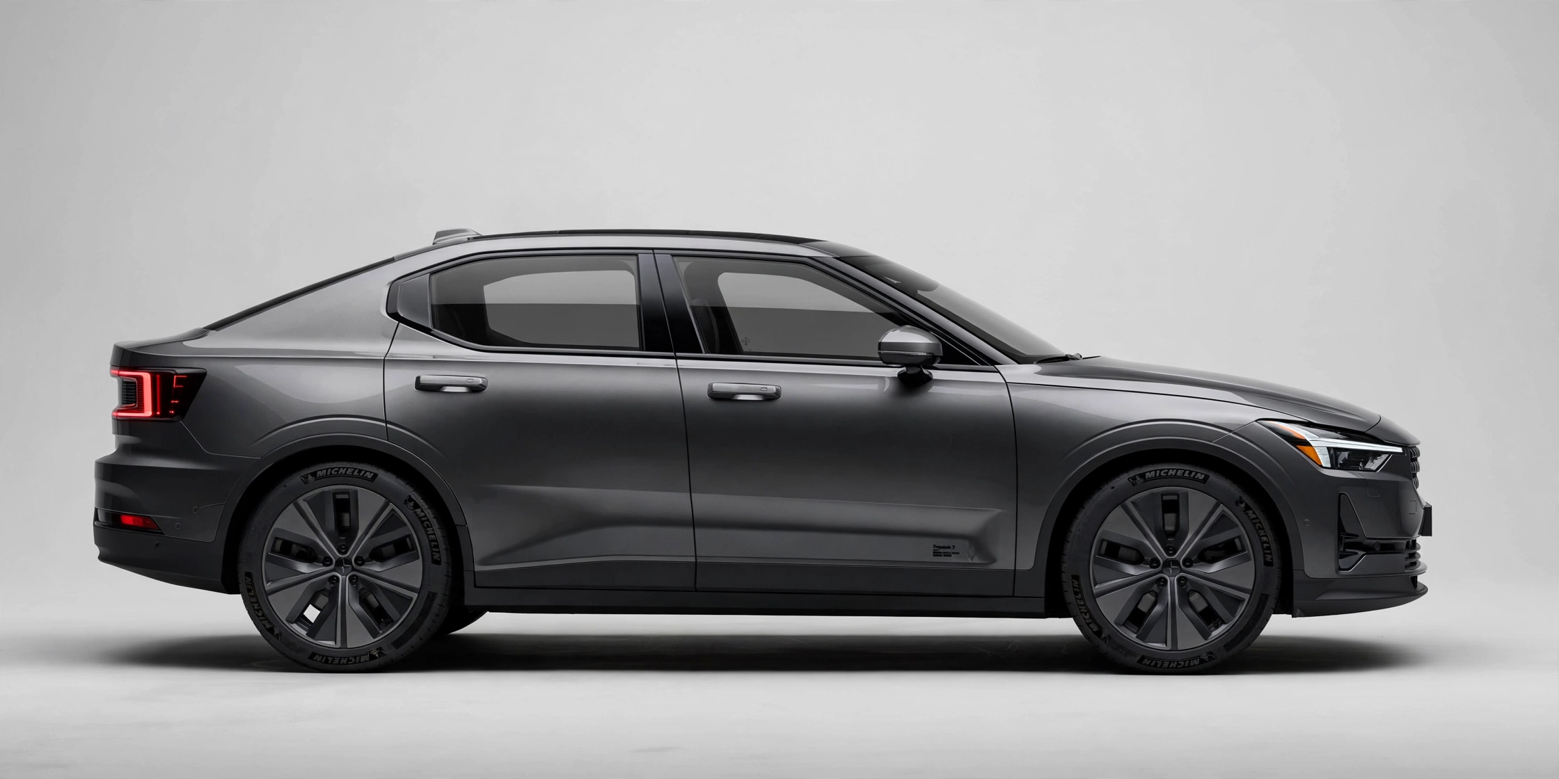 Polestar 2 berlina eléctrica, vista tres cuartos delantera