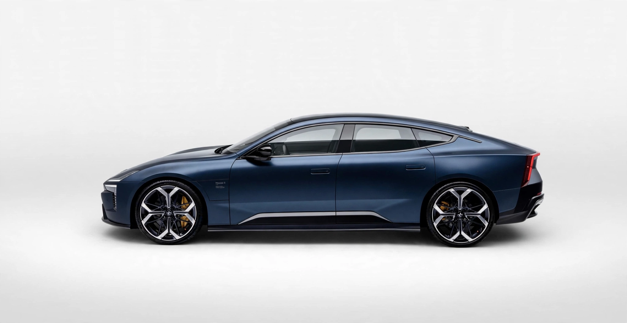 Polestar 5 GT eléctrico, vista tres cuartos delantera