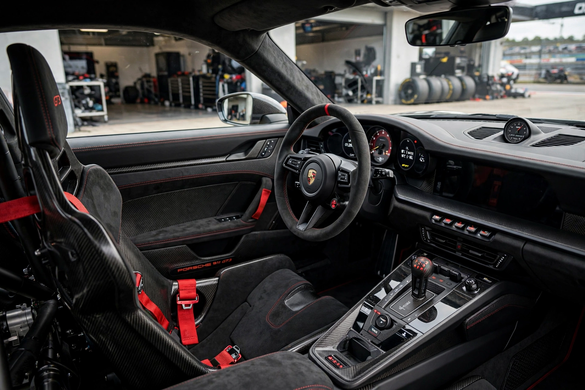 Interior del Porsche 911 GT3 2026 con jaula