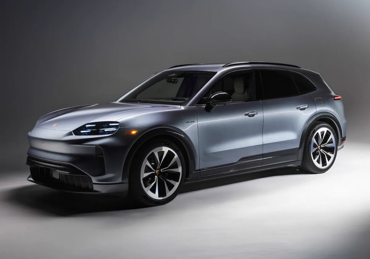 Porsche Cayenne Electric plateado, vista frontal tres cuartos