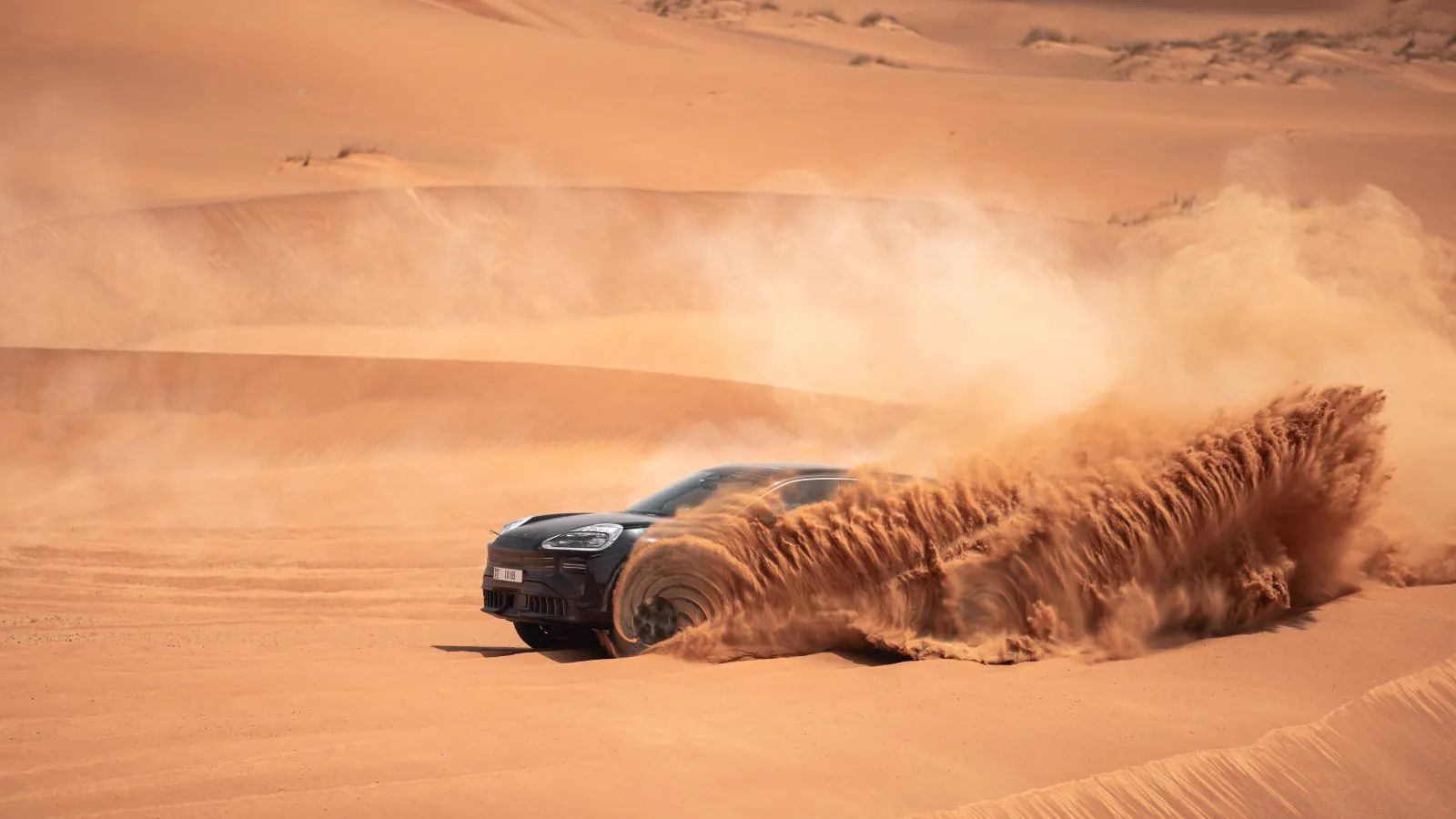 Porsche Cayenne Electric derrapando en el desierto, foto oficial Porsche
