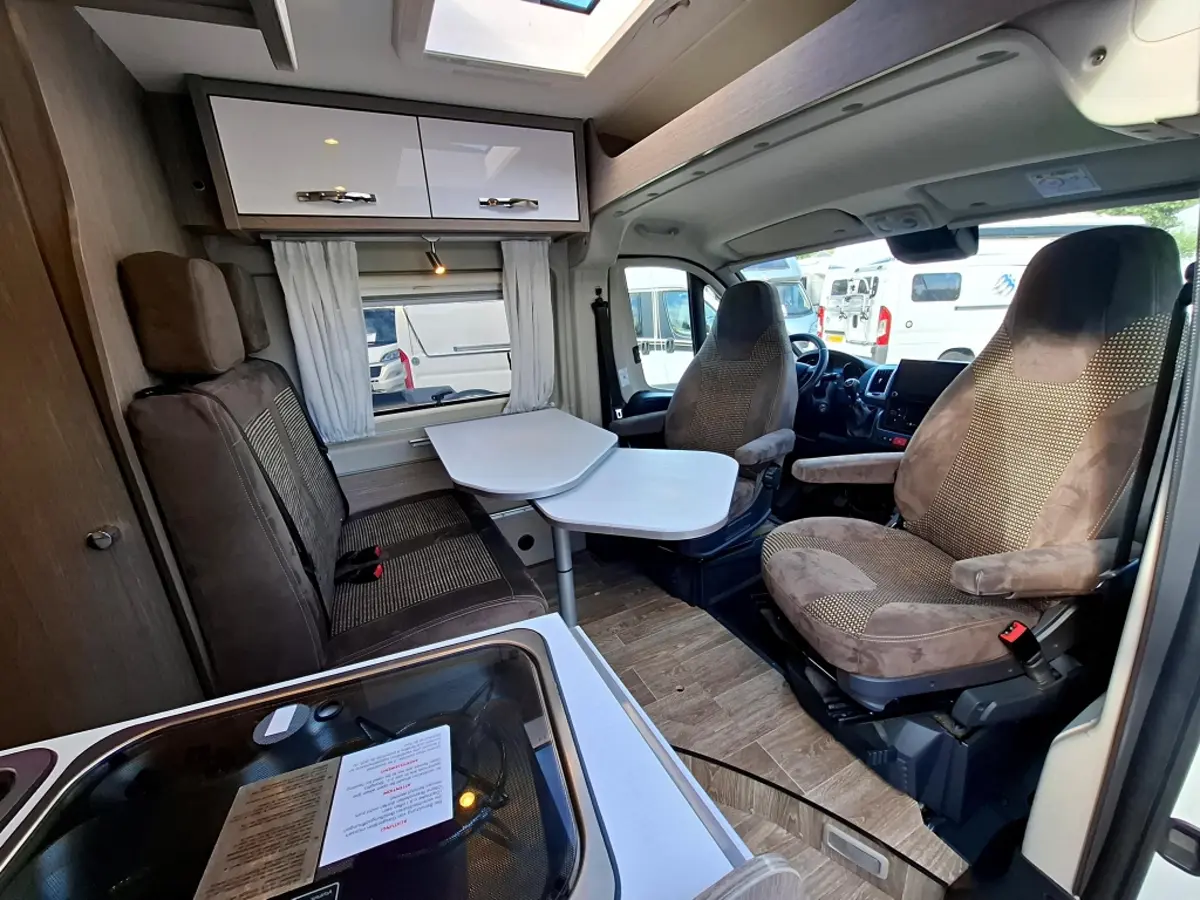 Interior de la Pössl 2Win Plus, cama transversal