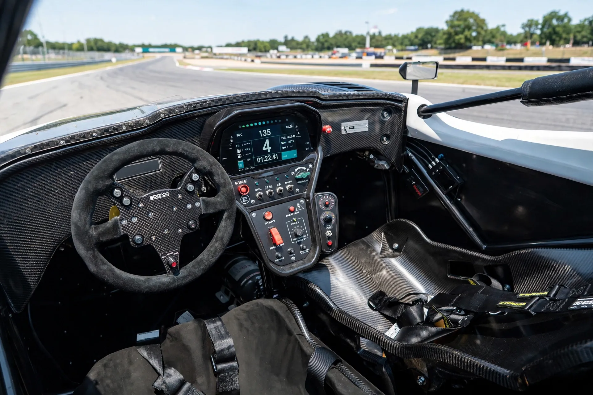 Cockpit del Radical RXC, volante de carbono y baquets