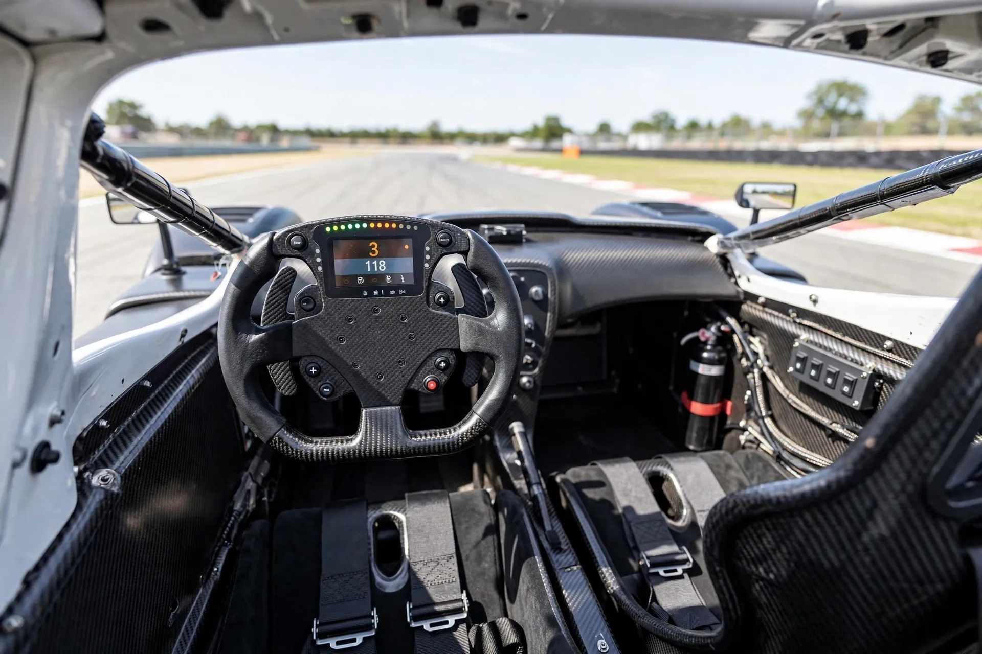 Cockpit del Radical RXC Spyder, volante de carbono y baquets