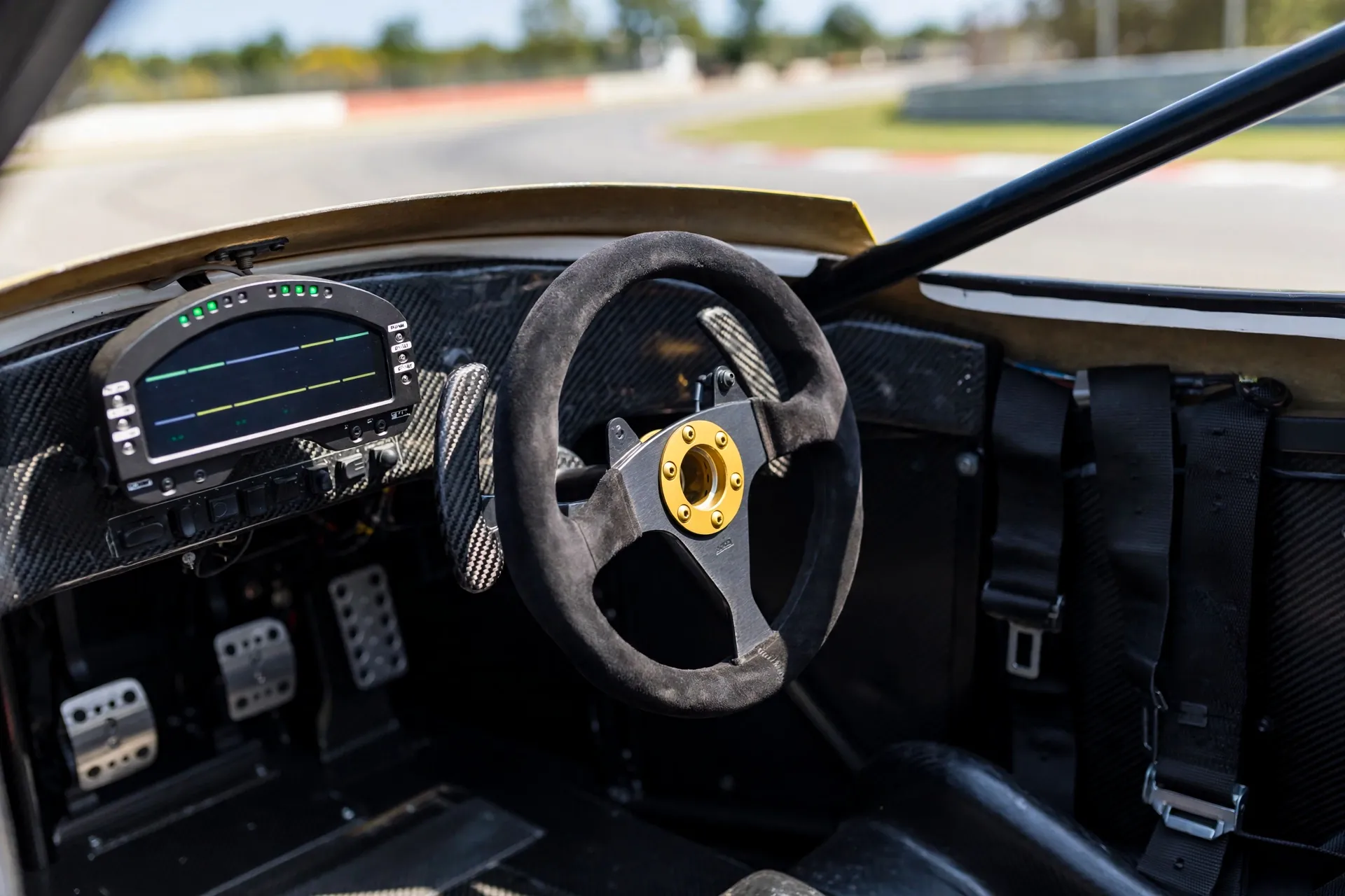 Interior oficial del Radical SR1 XXR