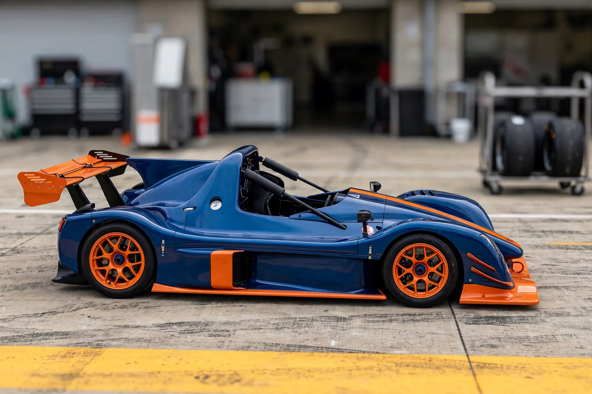 Radical SR10 XXR, vista lateral en el pit lane