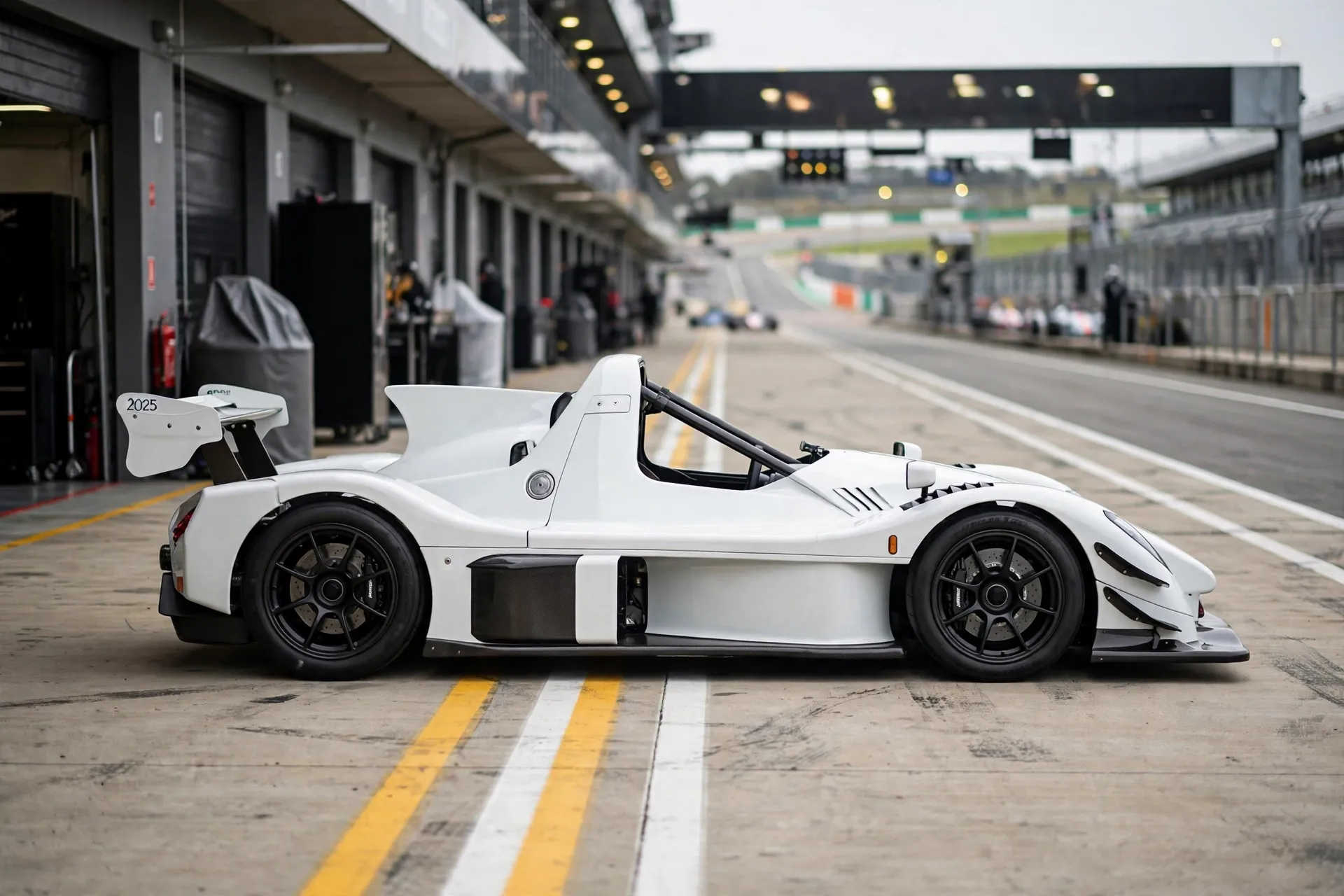 Radical SR3 XXR, vista lateral en el pit lane