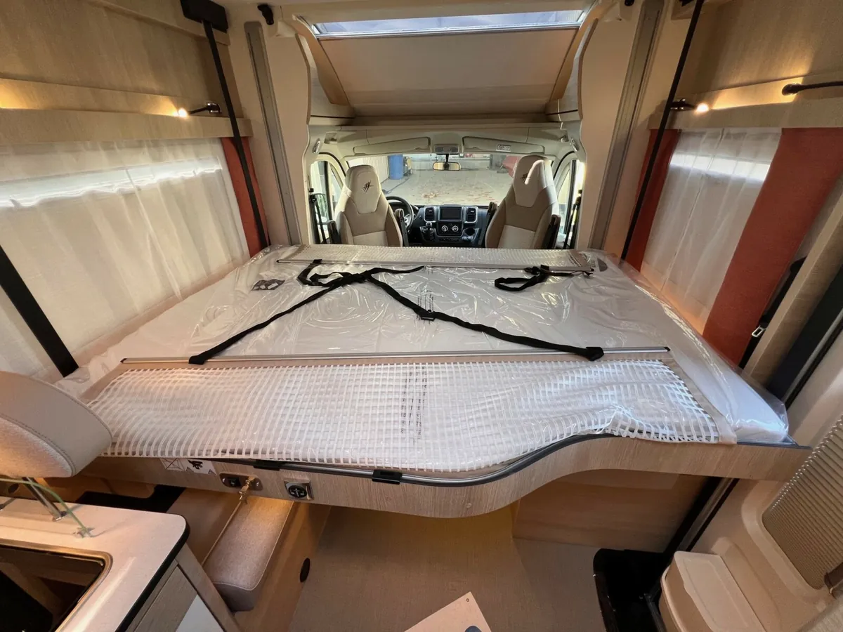Interior del Rapido 606F 2026, salón face-to-face