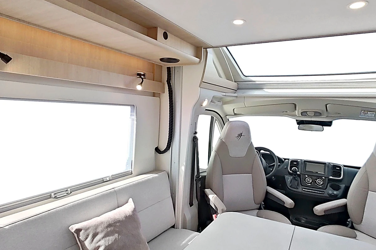 Interior oficial de la Rapido 606F