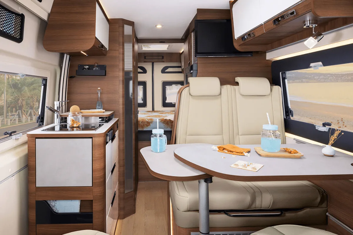 Rapido V55 2026, salón y cocina del furgón camper