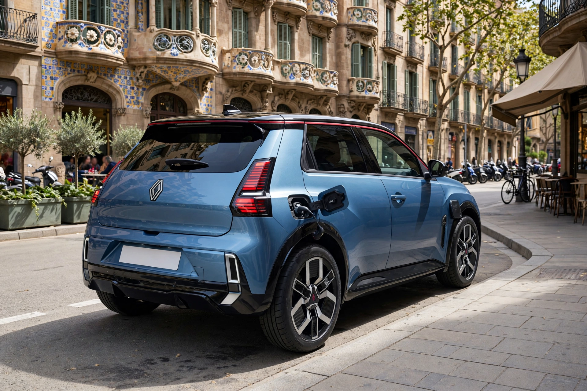 Renault 5 E-Tech 52 kWh azul en una calle de Barcelona