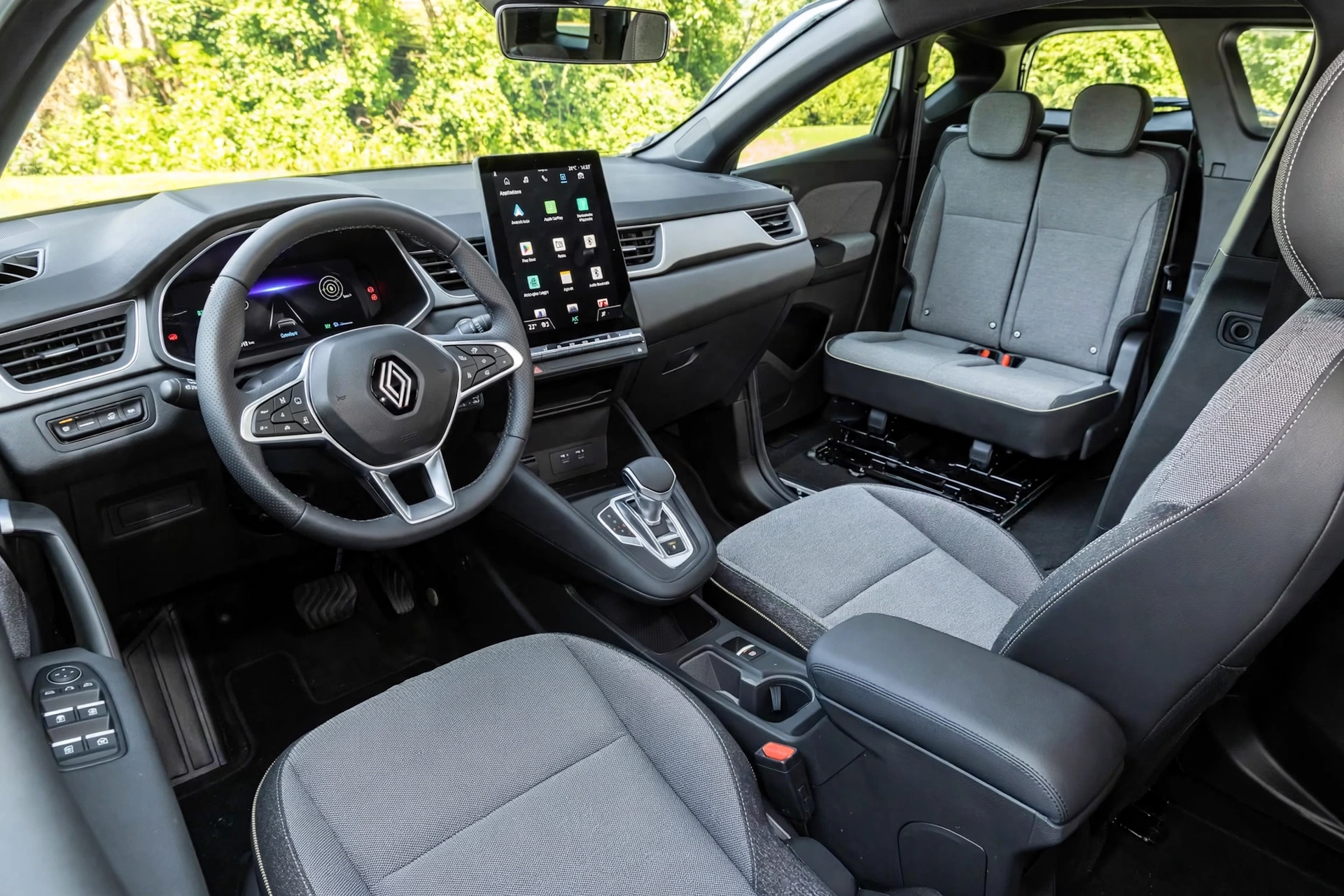 Interior del Renault Captur con pantallas y Google integrado
