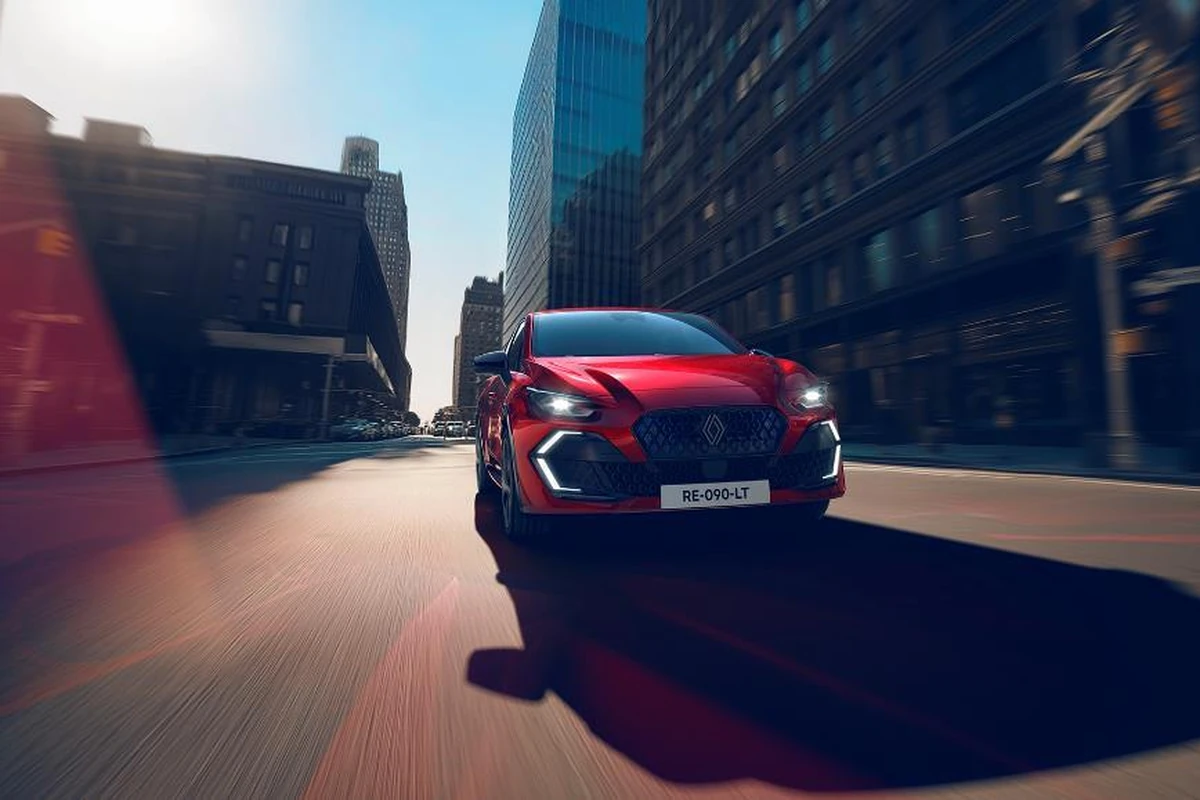 Renault Clio VI de sexta generación en rojo circulando por ciudad, vista frontal