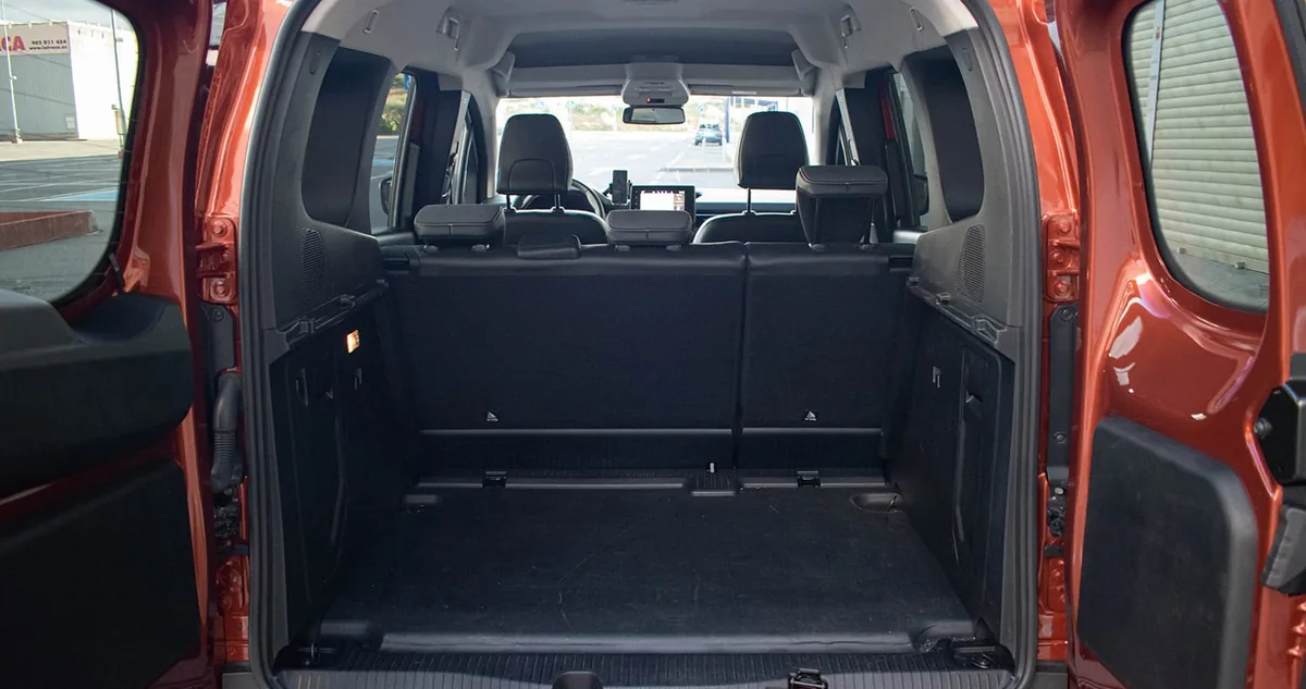 Zona de carga del Renault Kangoo Combi con asientos abatidos