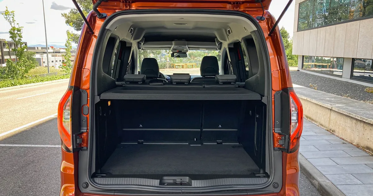 Interior del maletero de la Renault Kangoo Camper 2026, base para camperizar