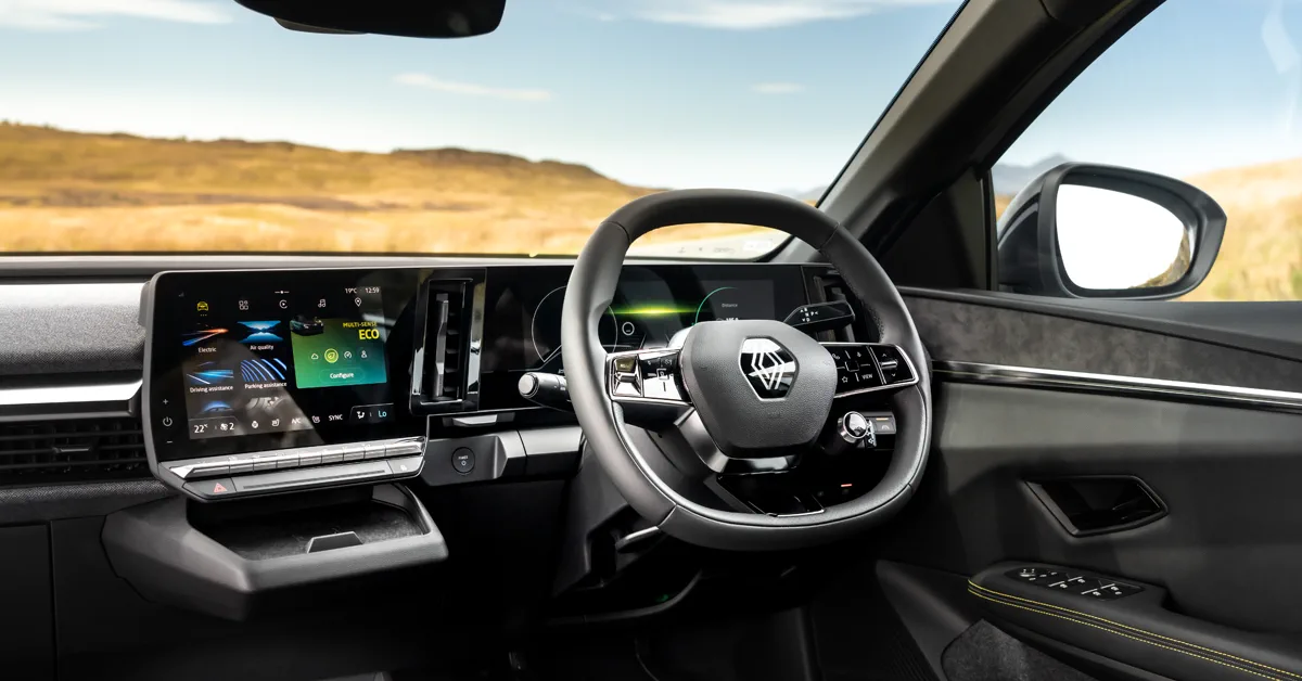 Interior del Renault Megane E-Tech 2025 con pantallas