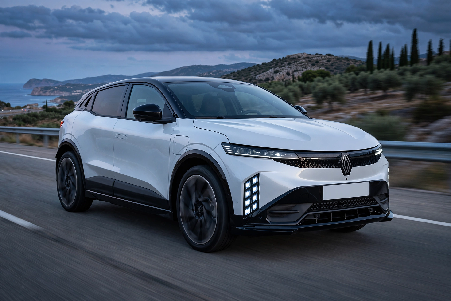 Renault Mégane E-Tech 2026 en autopista a la hora azul