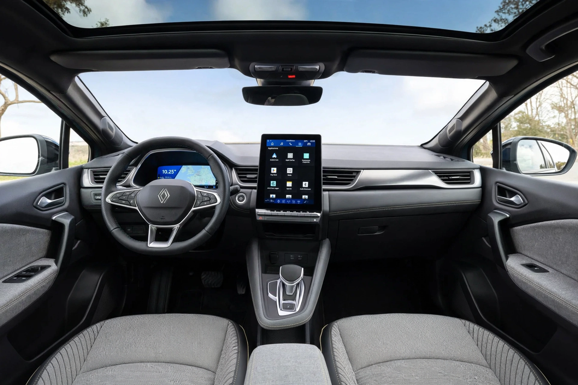 Interior del Renault Symbioz con pantallas openR y techo panorámico