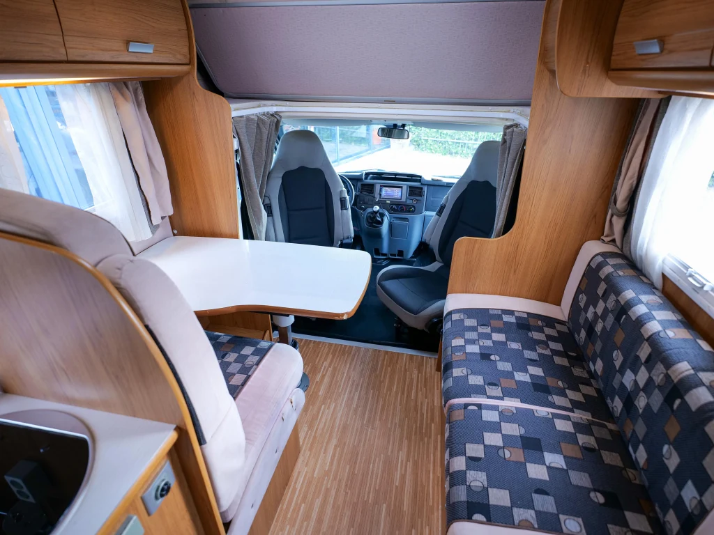 Interior de la Rimor SuperBrig 687 TC, salón y cocina en L