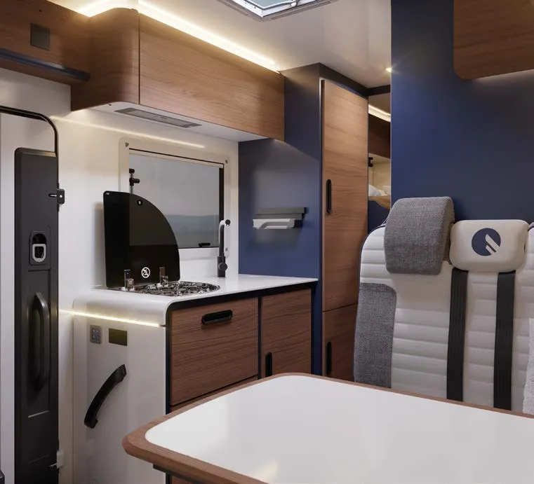 Cocina y salón del Rimor SuperBrig (foto del catálogo oficial 2026-27)