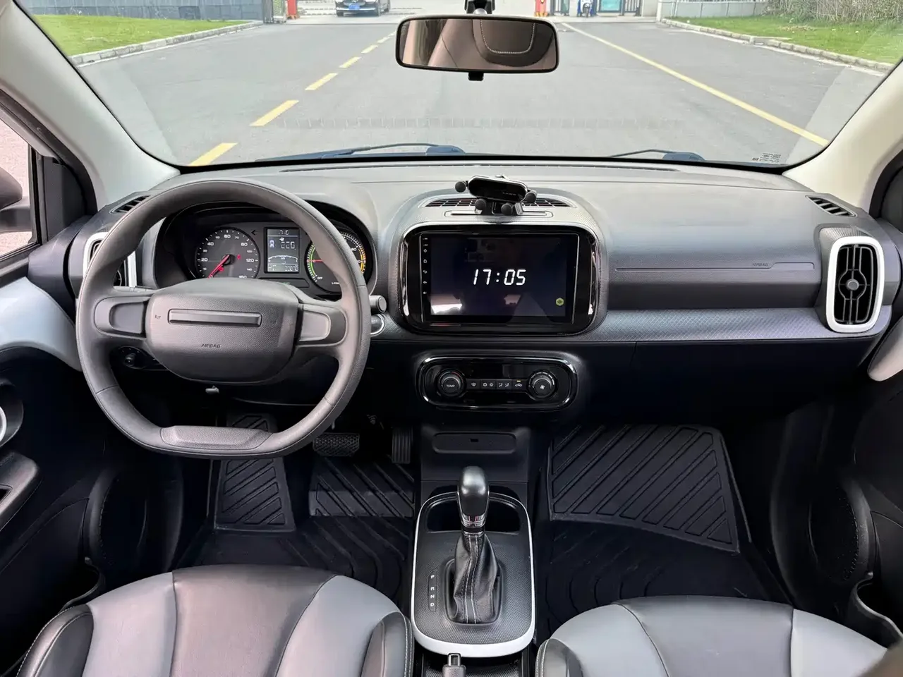 Roewe Clever blanco, tres cuartos delantero en la calle