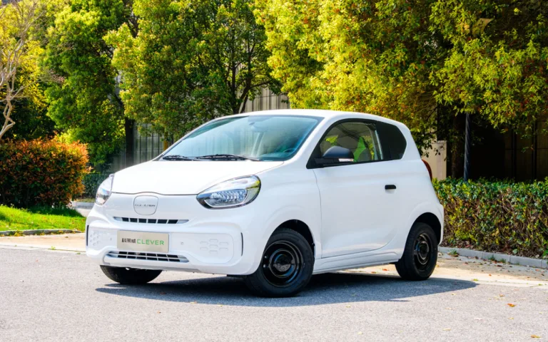 Roewe Clever blanco, tres cuartos delantero
