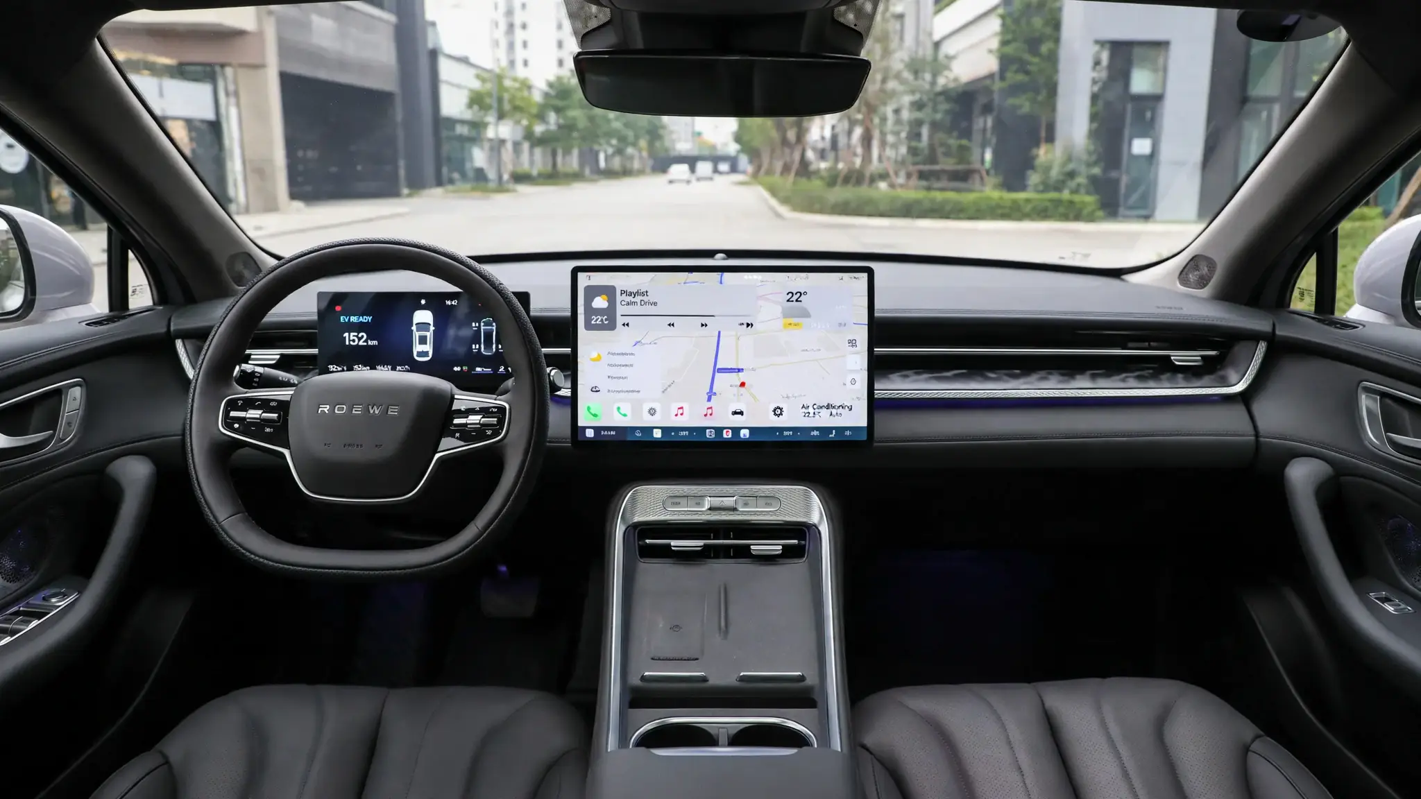 Interior del Roewe D7 EV con doble pantalla