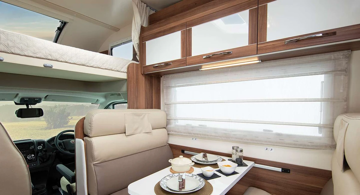 Comedor y cama de capuchina del Roller Team Auto-Roller 746 (foto oficial)
