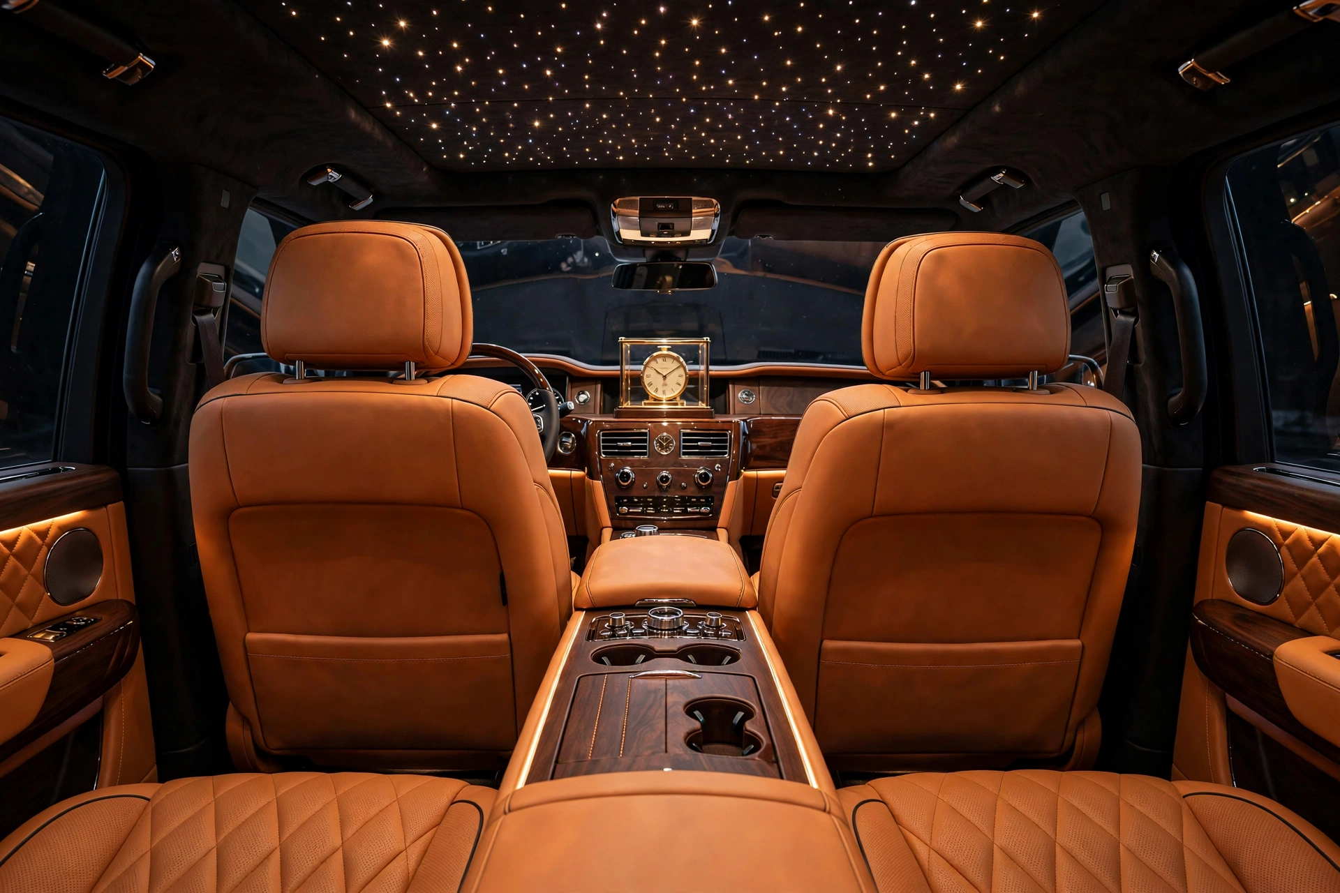 Interior del Rolls-Royce Cullinan con cuero naranja y madera