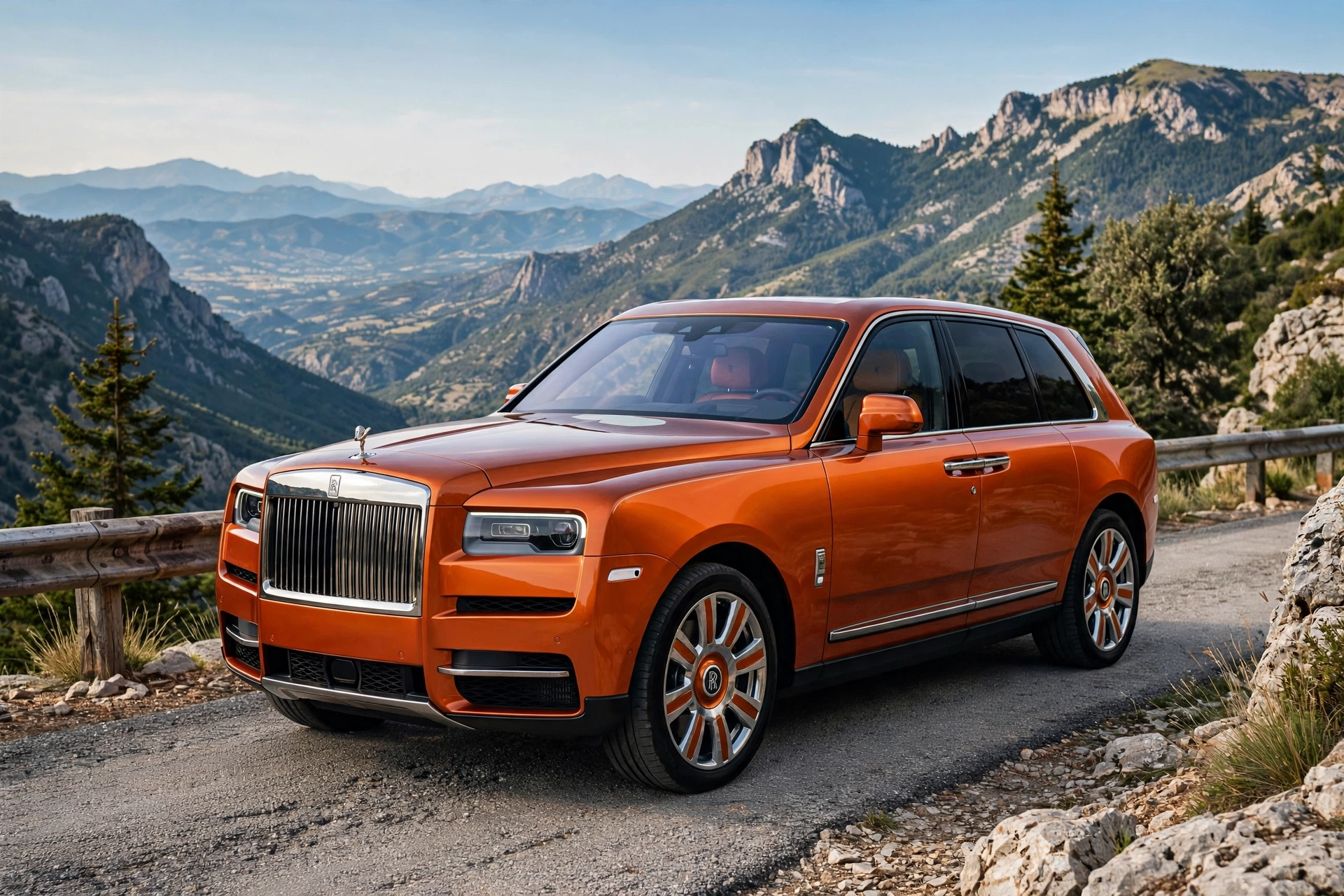 Rolls-Royce Cullinan gris, vista frontal en un camino de montaña