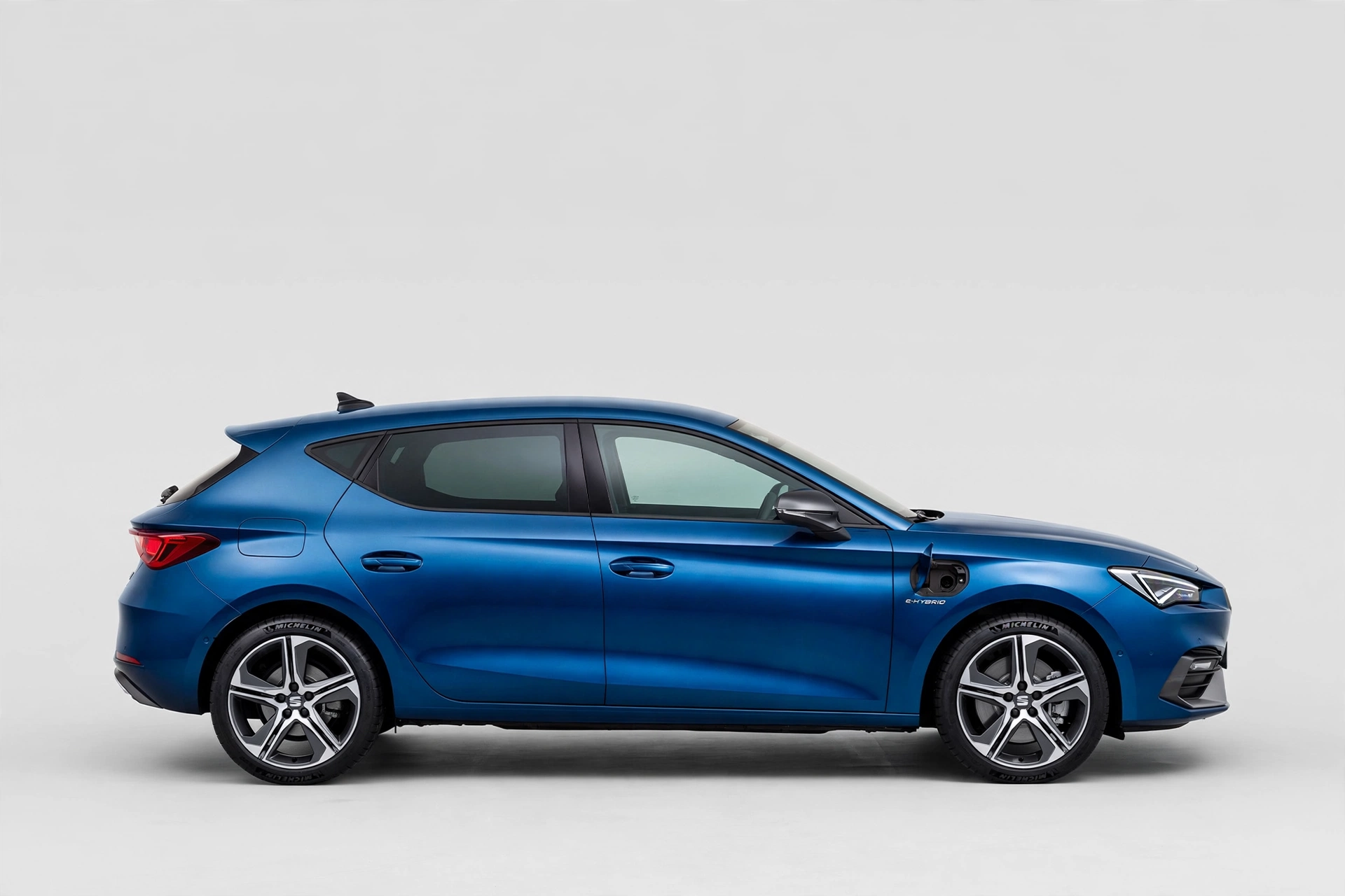 SEAT León e-HYBRID, vista lateral del compacto enchufable
