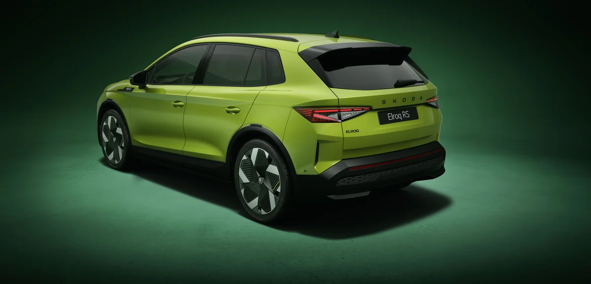 Skoda Elroq RS verde tres cuartos trasero